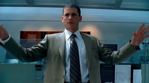 Wentworth Miller as Michael Scofield with the Acqua watch in Prison Break (2005)