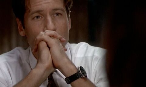 David Duchovny as Fox Mulder with the Victorinox Swiss Army Lancer 100 in The X-Files (1993)