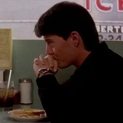Kyle MacLachlan as Jeffrey Beaumont with the Hamilton Ventura in Blue Velvet (1986)