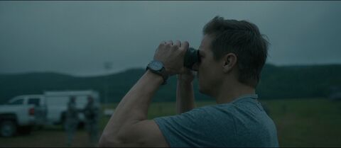 Jeremy Renner as Ian Donnelly with the Victorinox Airboss in Arrival (2016)