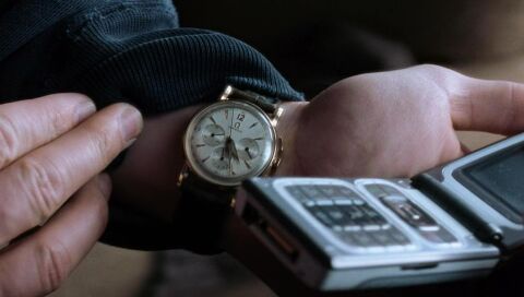 Tom Cruise as Ray Ferrier with the Omega (unidentified model) in War of the Worlds (2005)