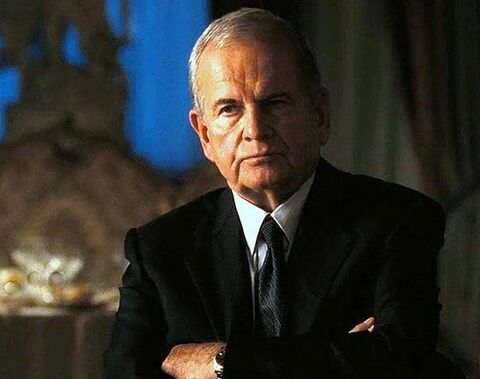 Ian Holm as Simeon Weisz with the Rolex Datejust in Lord of War (2005)