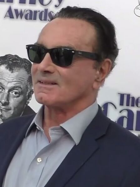 File:Dan Hedaya portrait.jpg