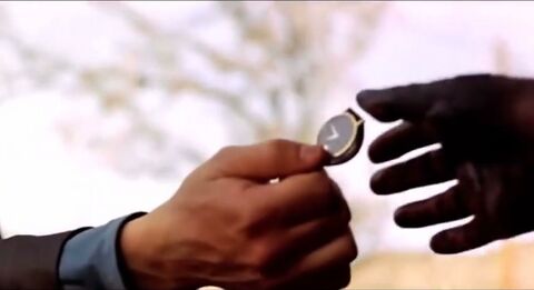 Sean Penn as Bobby Cooper with the Movado Museum in U Turn (1997)