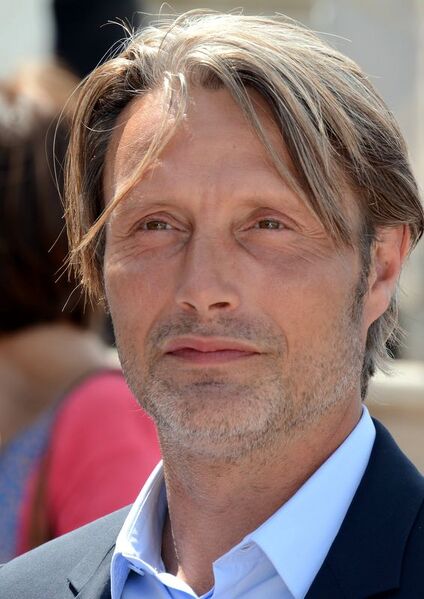 File:Mads Mikkelsen Cannes 2013 2.jpg