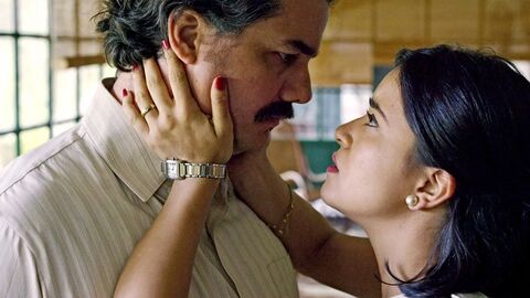 Paulina Gaitán as Tata Escobar with the Cartier Tank Francaise in Narcos (2015)