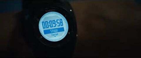 Kristoffer Joner as Kristian Eikjord with the Garmin D2 in The Wave (2015)